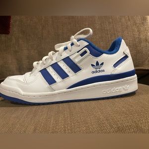 Nice grunge/vintage style adidas. Comes with original straps, condition good